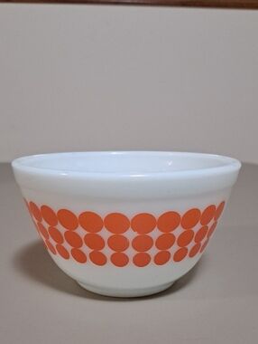 Pyrex Vintage 401 Orange Dot 1 1/2 Pint Bowl